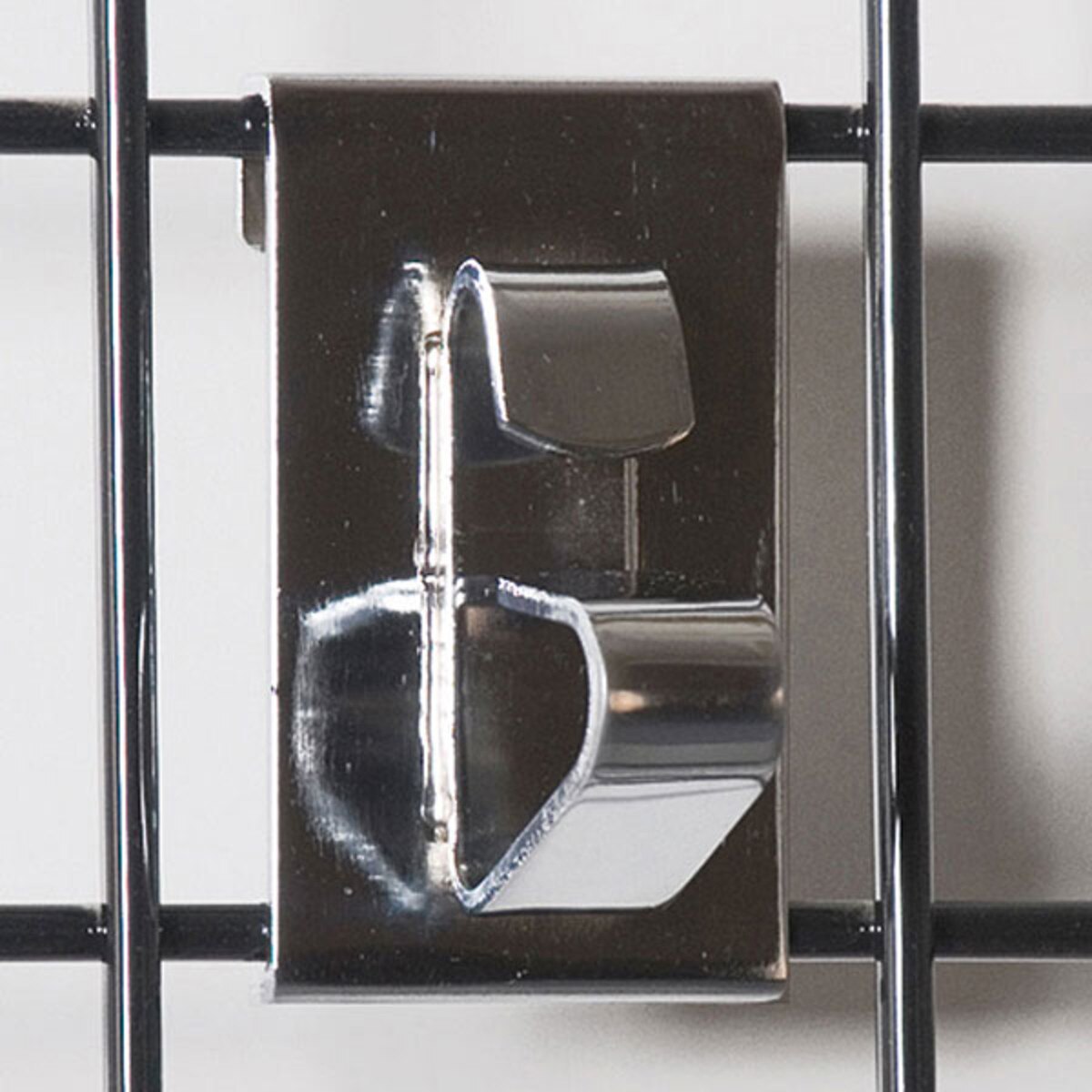 Grid wheel clip-chrome
